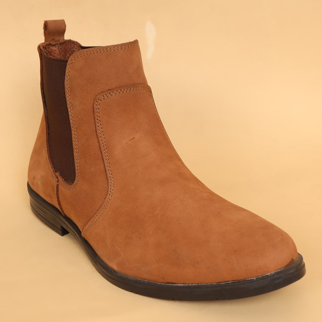 Refined men's leather boot showcasing premium materials and a comfortable fit